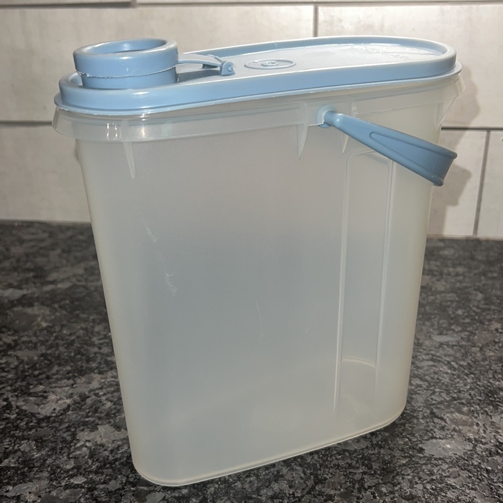 Vintage juice/drink container. With lid and handle. 64 Oz. Minor small crack
